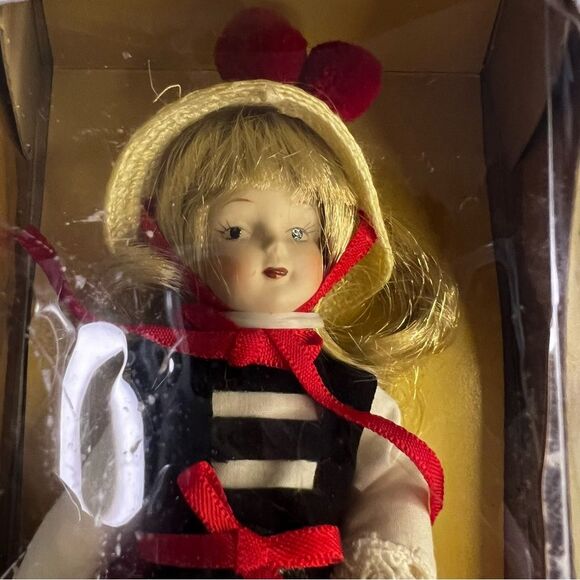 Vintage The Porcelain Collection  International Series  All 4 Dolls included - Picture 3 of 16